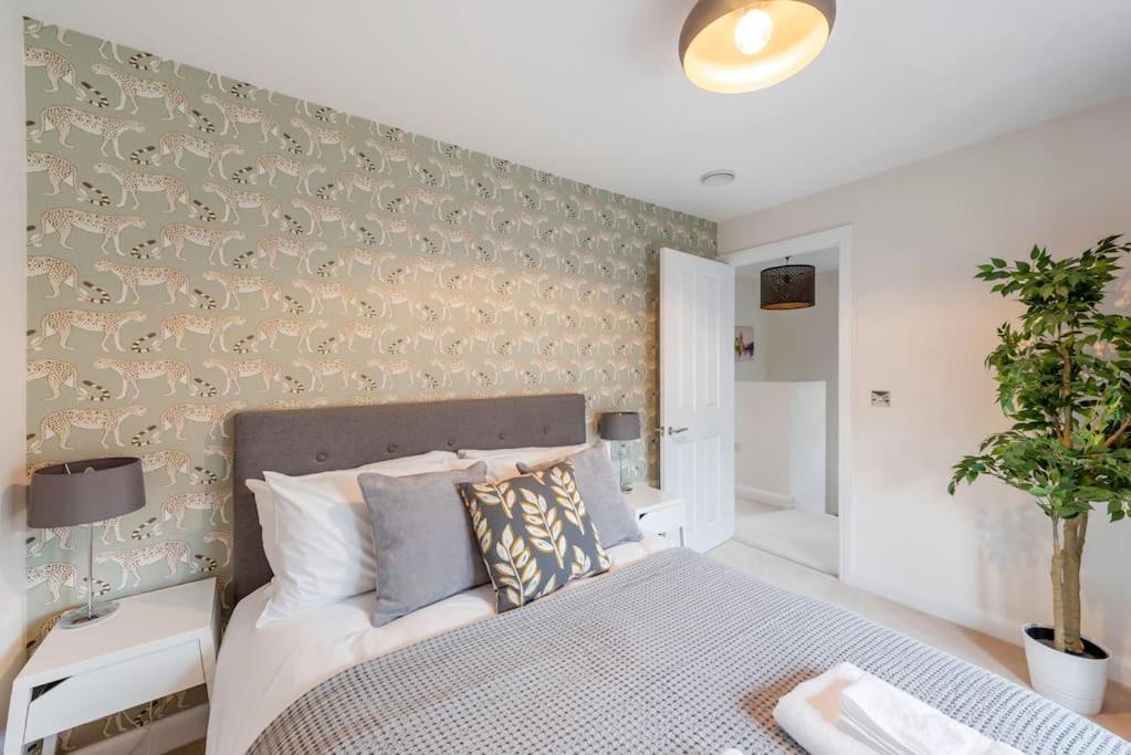 Fantastic 3-Bed House With Parking Villa Bath Exterior photo