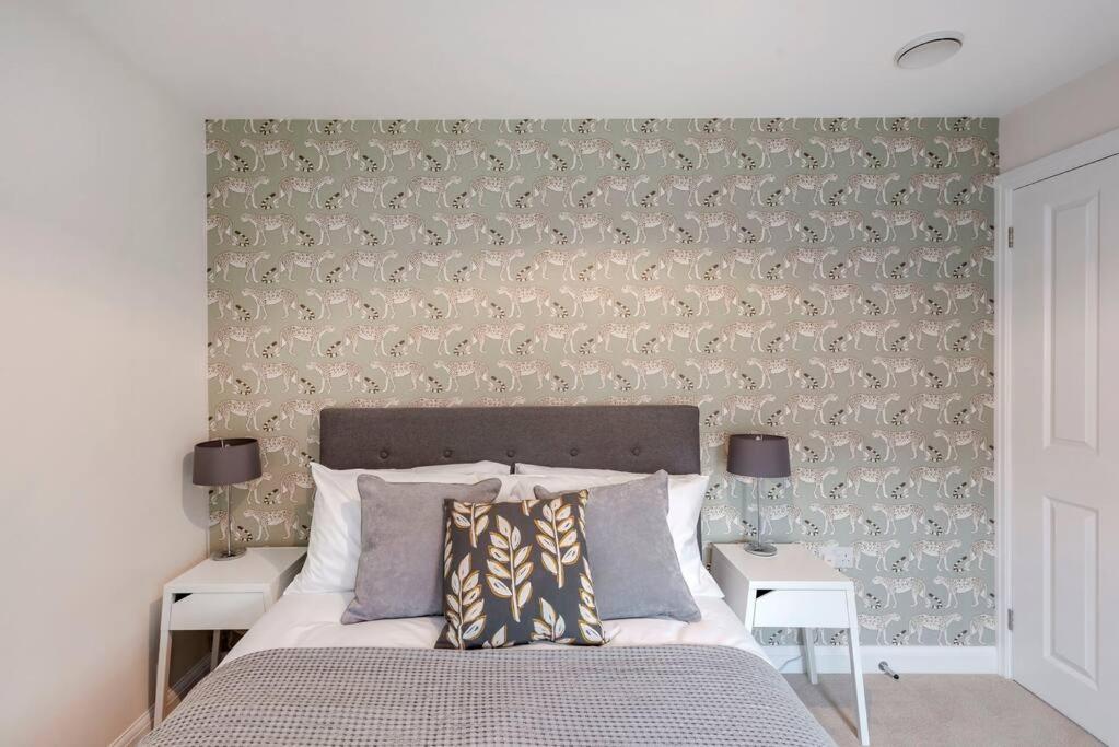 Fantastic 3-Bed House With Parking Villa Bath Exterior photo