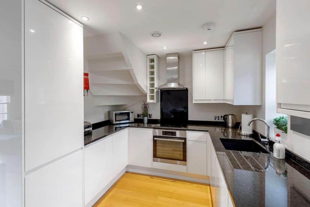 Fantastic 3-Bed House With Parking Villa Bath Exterior photo