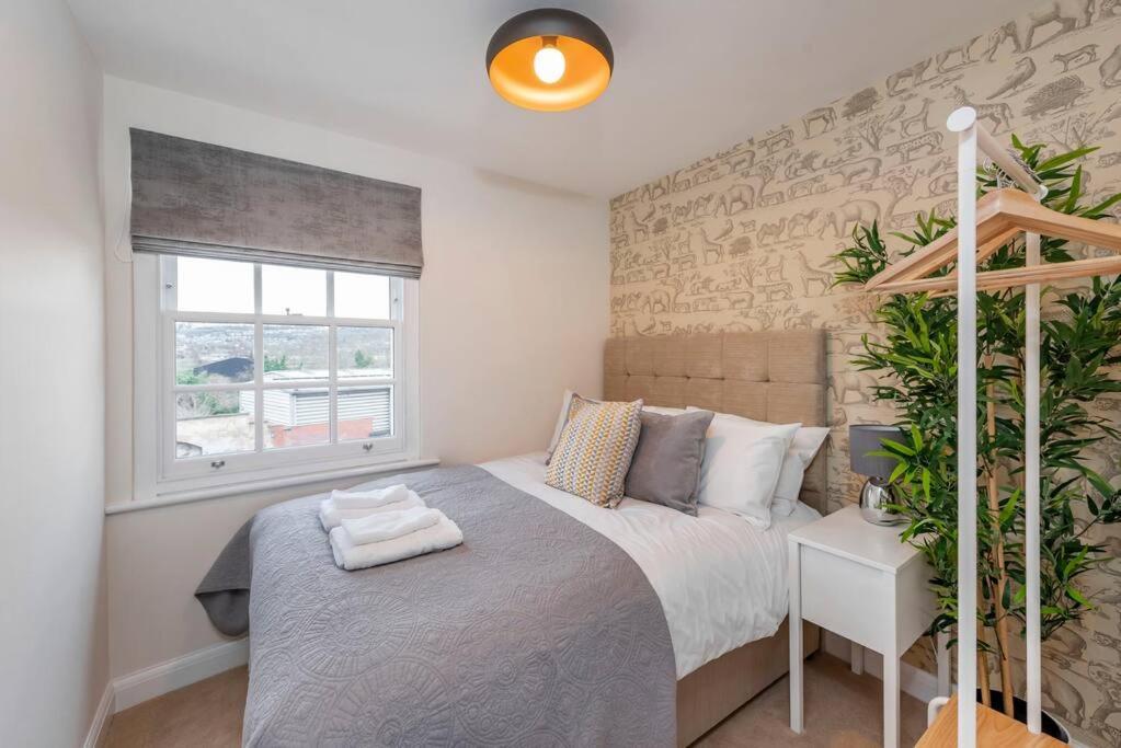 Fantastic 3-Bed House With Parking Villa Bath Exterior photo