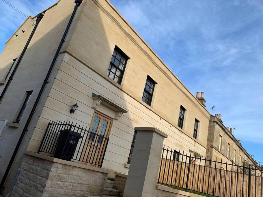 Fantastic 3-Bed House With Parking Villa Bath Exterior photo