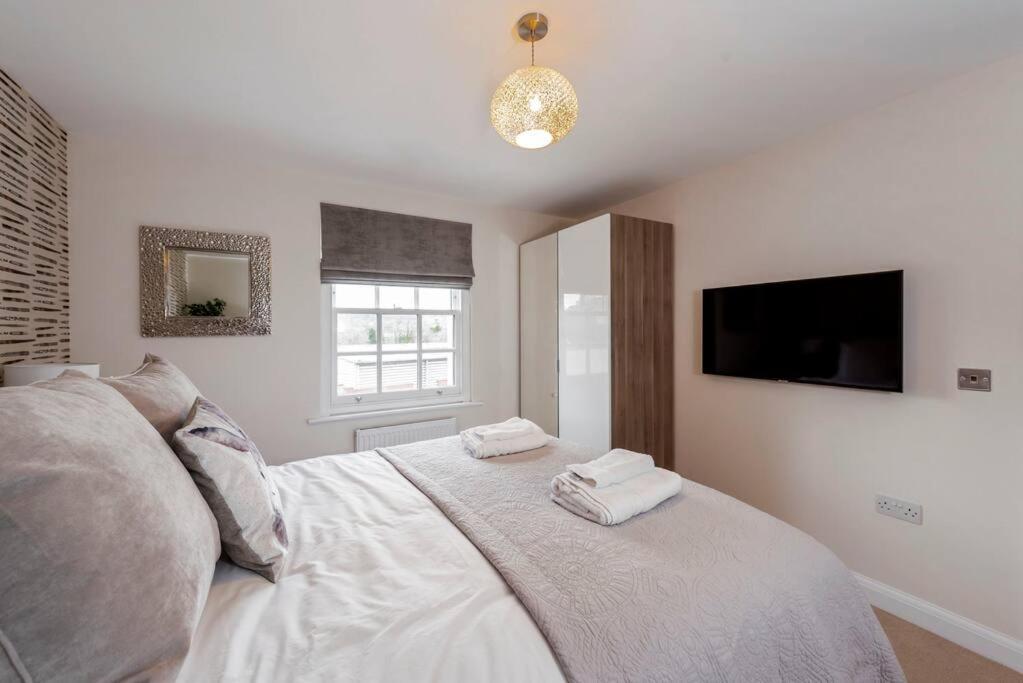 Fantastic 3-Bed House With Parking Villa Bath Exterior photo