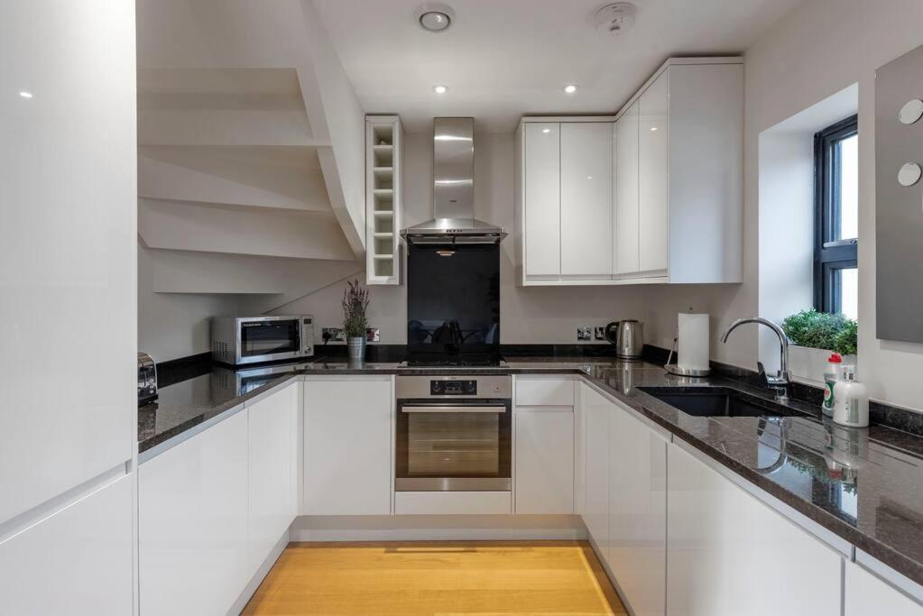 Fantastic 3-Bed House With Parking Villa Bath Exterior photo